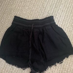 Black flowy shorts w elastic band waist, comfy